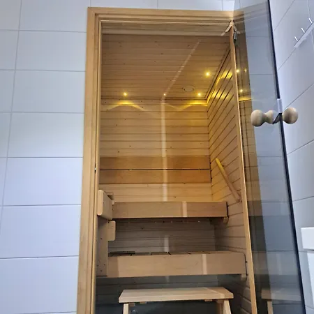 아파트 Northern Sauna With Heated Garage